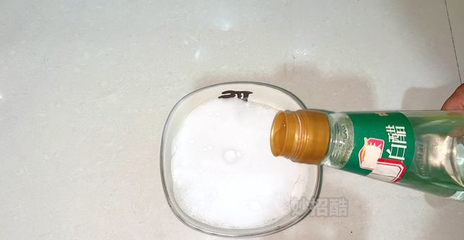 如何利用白醋巧洗油烟机
